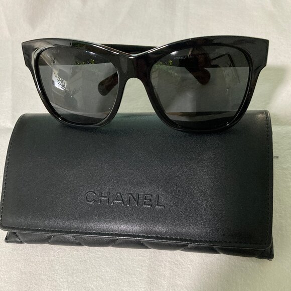 CHANEL Elegant Black Square Sunglasses Set - Picture 1 of 13